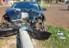 Motorista perde o controle e derruba poste após colisão em cruzamento de Dourados