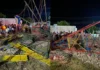 Estrutura do brinquedo de parque desaba e cai enquanto as crianças estavam nele