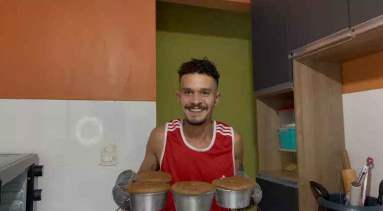 Com HIV há 8 anos, cozinheiro diz que ex-chefe já pediu para que ele lavasse a mão na privada Com HIV há 8 anos, cozinheiro diz que ex-chefe já pediu para que ele lavasse a mão na privada