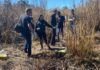 Homem é encontrado morto, enterrado e sem roupas na estrada