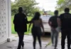 Pai se sente 'desrespeitado' pela esposa e afoga filho em balde como 'lição'