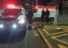 Jovem sofre acidente grave após fugir da polícia e realizar manobras em Dourados