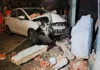 Motorista com carro desgovernado destrói muro de casa; moradores relatam possível embriagues