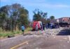 Choque entre carreta e caminhão mata dois e paralisa trânsito em rodovia de MS