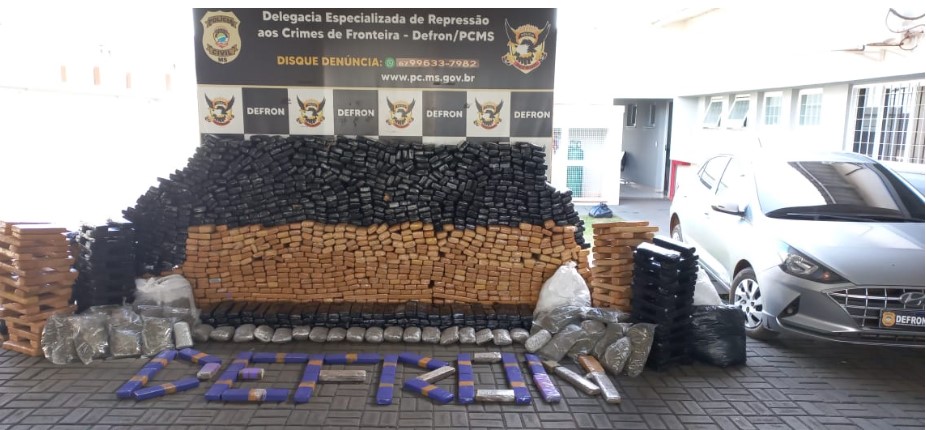 Homem é preso na fronteira com maconha, haxixe e skunk que seriam entregues no Mato Grosso Homem é preso na fronteira com maconha, haxixe e skunk que seriam entregues no Mato Grosso