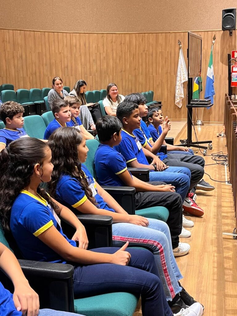 Alunos da Escola Prefeito Luiz Antônio transformam visita ao Fórum em aula de cidadania