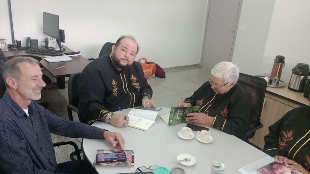 Academia Douradense de Letras visita a Secretaria Municipal de Educação