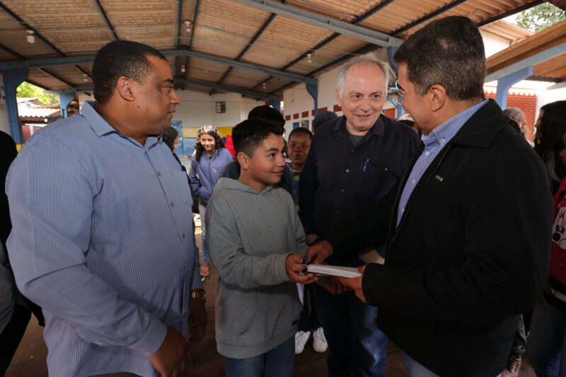Prefeitura instala câmeras na Escola Weimar Torres e amplia segurança dos alunos Prefeitura instala câmeras na Escola Weimar Torres e amplia segurança dos alunos