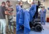 Cirurgião que ficou paraplégico após acidente volta a operar com cadeira especial