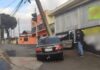 Homem briga em bar, é esfaqueado, foge e morre ao colidir carro contra poste
