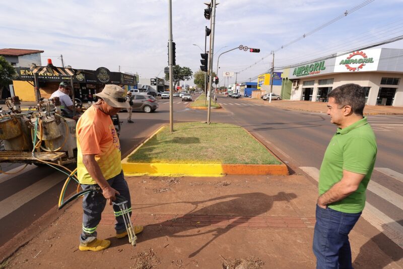 Após recapeamento, prefeitura inicia sinalização de trânsito no Grande Água Boa