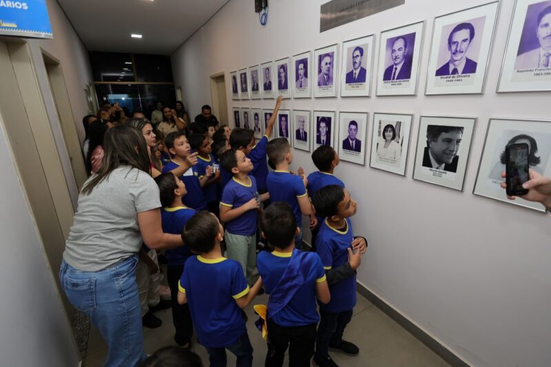 Prefeitura recebe alunos da Escola Luiz Antonio em projeto Dourados 90 anos