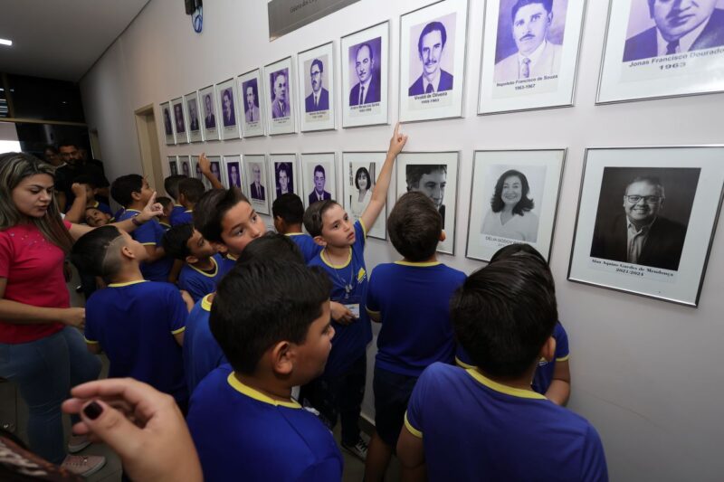 Prefeitura recebe alunos da Escola Luiz Antonio em projeto Dourados 90 anos