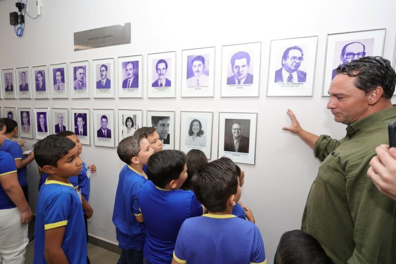 Prefeitura recebe alunos da Escola Luiz Antonio em projeto Dourados 90 anos