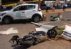 Mulher em scooter é atingida durante colisão entre veículos em Campo Grande