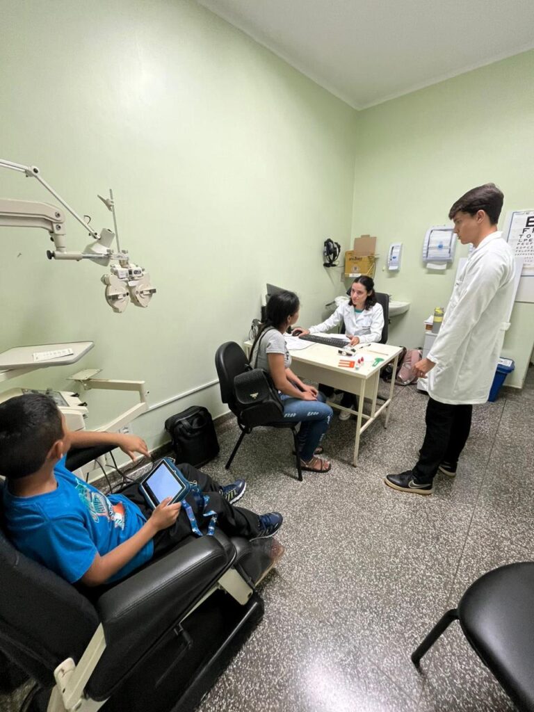 Projeto Olhos do Futuro participa de mutirão no HU-UFGD e amplia acesso à saúde ocular infantil