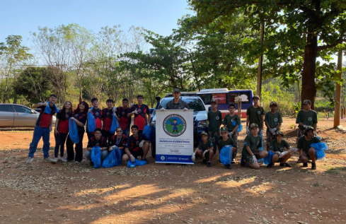 Projetos Florestinha e EcoTerra unem forças em mutirão de limpeza ambiental Projetos Florestinha e EcoTerra unem forças em mutirão de limpeza ambiental