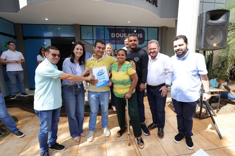 Prefeitura entrega mais 75 títulos de regularização fundiária em Dourados Prefeitura entrega mais 75 títulos de regularização fundiária em Dourados