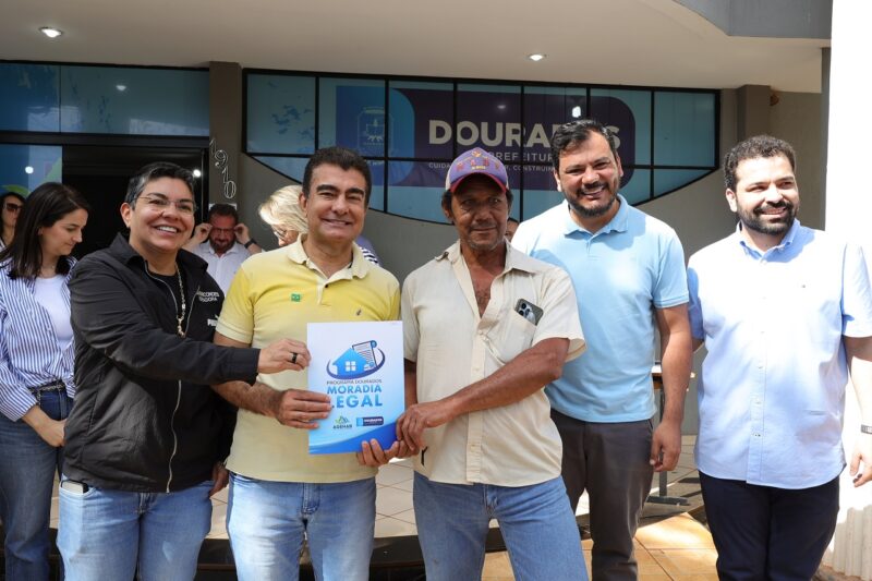 Prefeitura entrega mais 75 títulos de regularização fundiária em Dourados Prefeitura entrega mais 75 títulos de regularização fundiária em Dourados