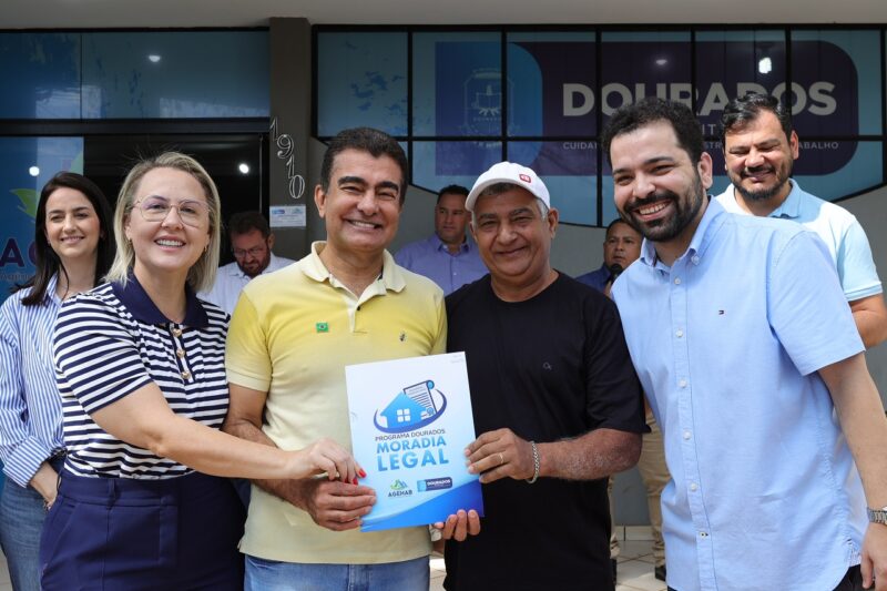 Prefeitura entrega mais 75 títulos de regularização fundiária em Dourados Prefeitura entrega mais 75 títulos de regularização fundiária em Dourados