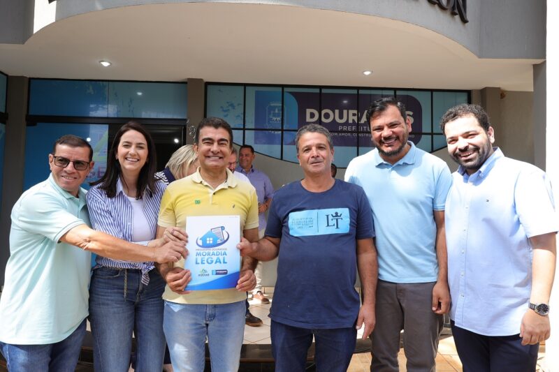Prefeitura entrega mais 75 títulos de regularização fundiária em Dourados Prefeitura entrega mais 75 títulos de regularização fundiária em Dourados