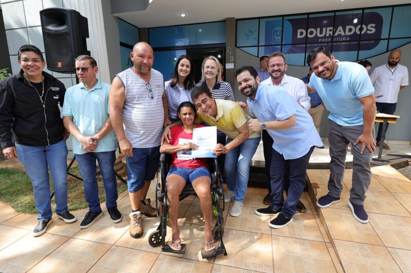 Prefeitura entrega mais 75 títulos de regularização fundiária em Dourados Prefeitura entrega mais 75 títulos de regularização fundiária em Dourados