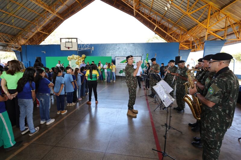 Prefeito convoca alunos a cuidar do patrimônio público durante Hora Cívica