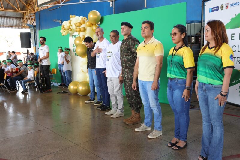 Prefeito convoca alunos a cuidar do patrimônio público durante Hora Cívica