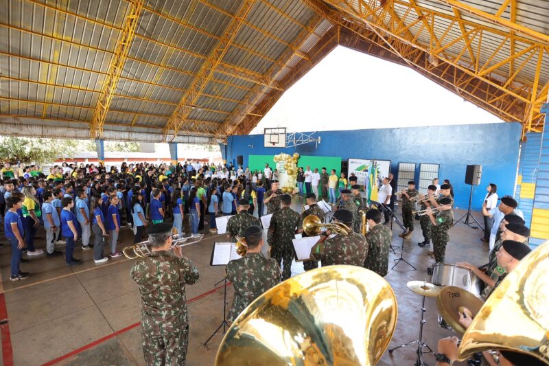 Prefeito convoca alunos a cuidar do patrimônio público durante Hora Cívica