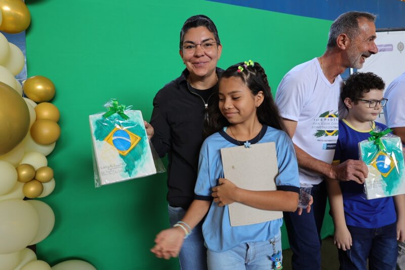 Prefeito convoca alunos a cuidar do patrimônio público durante Hora Cívica