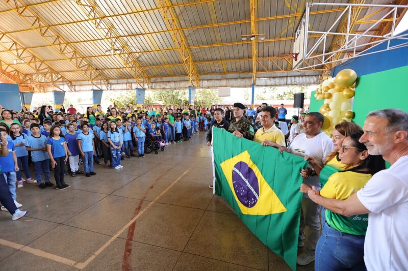 Prefeito convoca alunos a cuidar do patrimônio público durante Hora Cívica