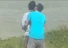 Polícia interrompe momento íntimo de turistas na beira da praia