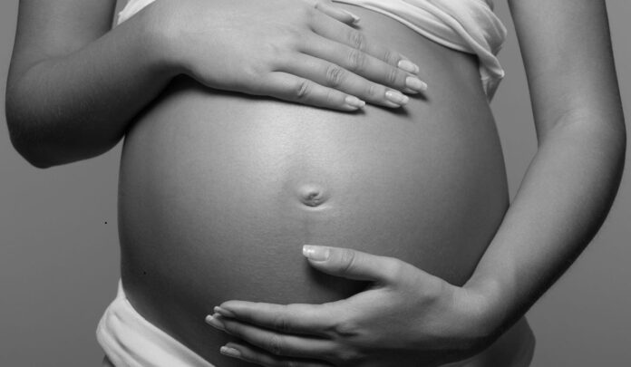 medica-condenada-gravida-bebe