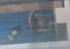 Mãe é investigada após ter relação sexual na frente do filho em piscina de condomínio