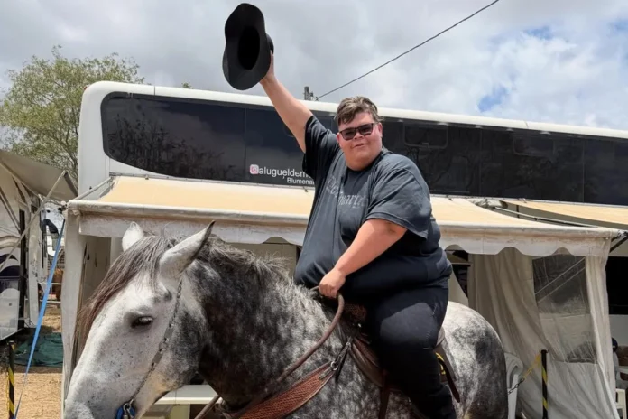 Apos-perder-115-kg-Gordao-da-XJ-realiza-sonho-de-andar-a-cavalo