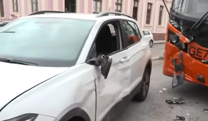 acidente-carro-biarticulado-shopping-estacao-curitiba