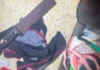 Mãe entrega à polícia filho feminicida acusado de matar esposa com golpes de facão