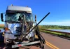 Carretinha se solta de caminhonete e atinge caminhão sobre ponte na MS-395