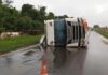 MS: caminhoneiro escapa de tragédia após tombamento de carreta com etanol