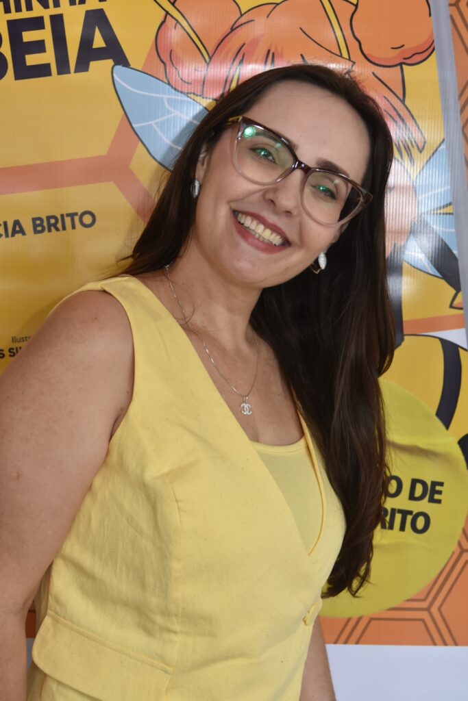 Chuvas de sucesso em Dourados: 'A Abelhinha Zabeia' voa alto no lançamento de Marcia Brito Chuvas de sucesso em Dourados: 'A Abelhinha Zabeia' voa alto no lançamento de Marcia Brito