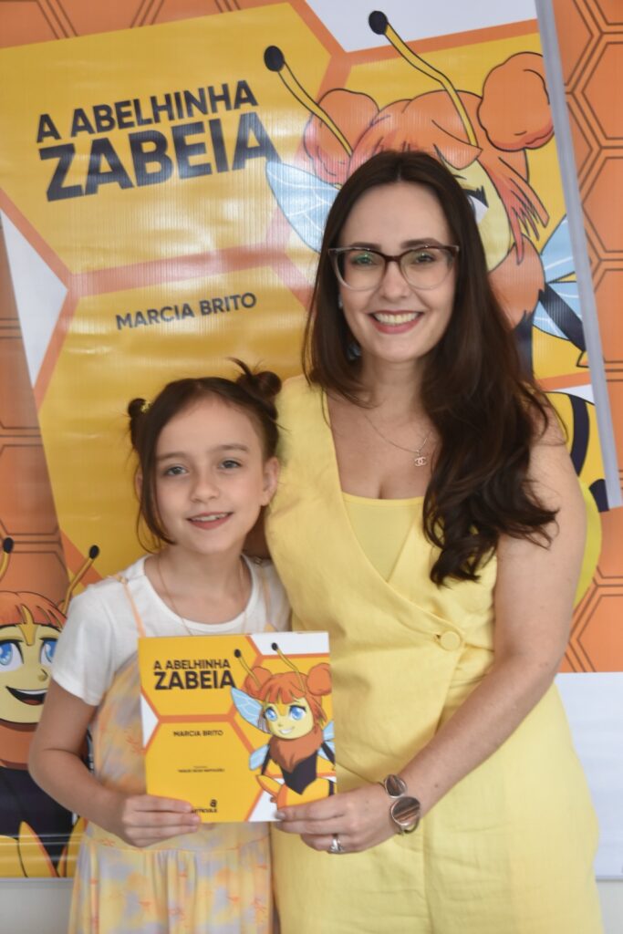 Chuvas de sucesso em Dourados: 'A Abelhinha Zabeia' voa alto no lançamento de Marcia Brito Chuvas de sucesso em Dourados: 'A Abelhinha Zabeia' voa alto no lançamento de Marcia Brito