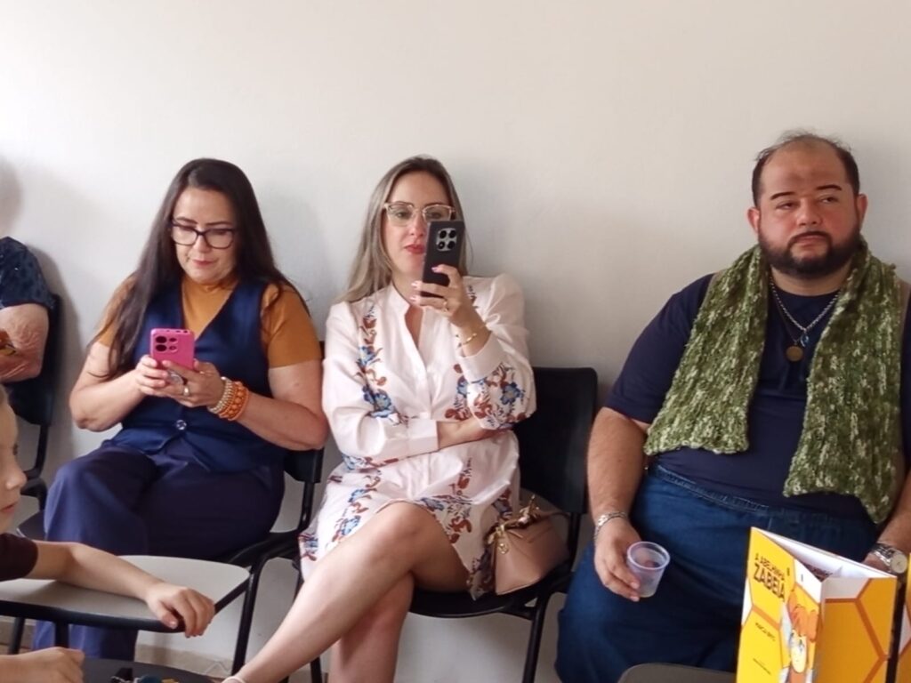 Chuvas de sucesso em Dourados: 'A Abelhinha Zabeia' voa alto no lançamento de Marcia Brito Chuvas de sucesso em Dourados: 'A Abelhinha Zabeia' voa alto no lançamento de Marcia Brito