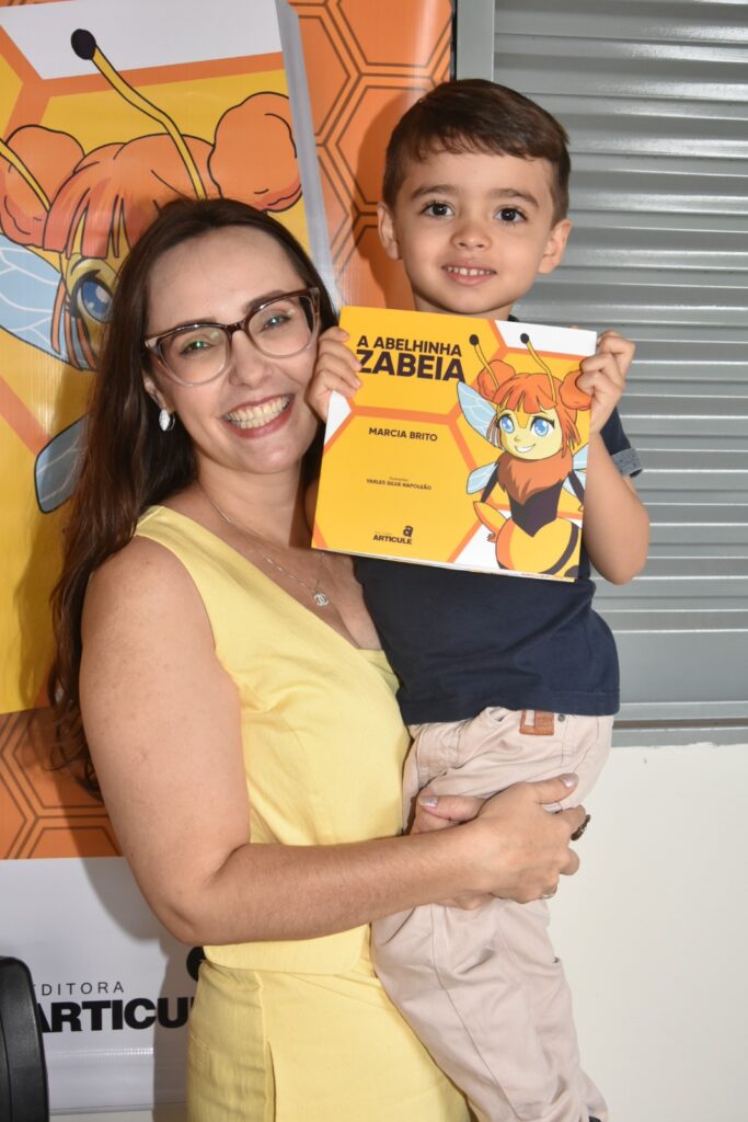 Chuvas de sucesso em Dourados: 'A Abelhinha Zabeia' voa alto no lançamento de Marcia Brito Chuvas de sucesso em Dourados: 'A Abelhinha Zabeia' voa alto no lançamento de Marcia Brito