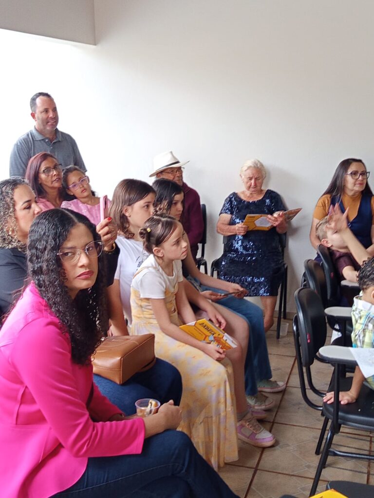 Chuvas de sucesso em Dourados: 'A Abelhinha Zabeia' voa alto no lançamento de Marcia Brito Chuvas de sucesso em Dourados: 'A Abelhinha Zabeia' voa alto no lançamento de Marcia Brito