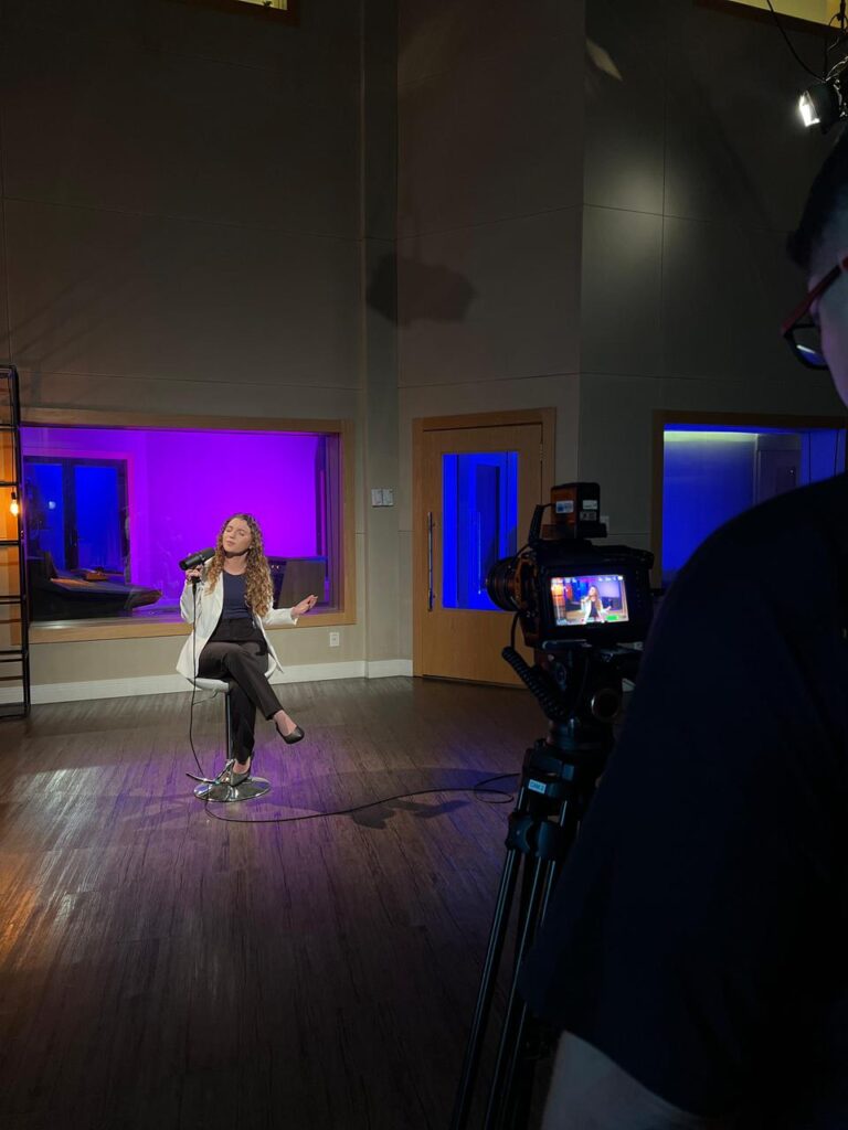 Gabi Andrade lança releitura da música ‘Deus Cura’ gravada com a Graça Music no RJ Gabi Andrade lança releitura da música ‘Deus Cura’ gravada com a Graça Music no RJ