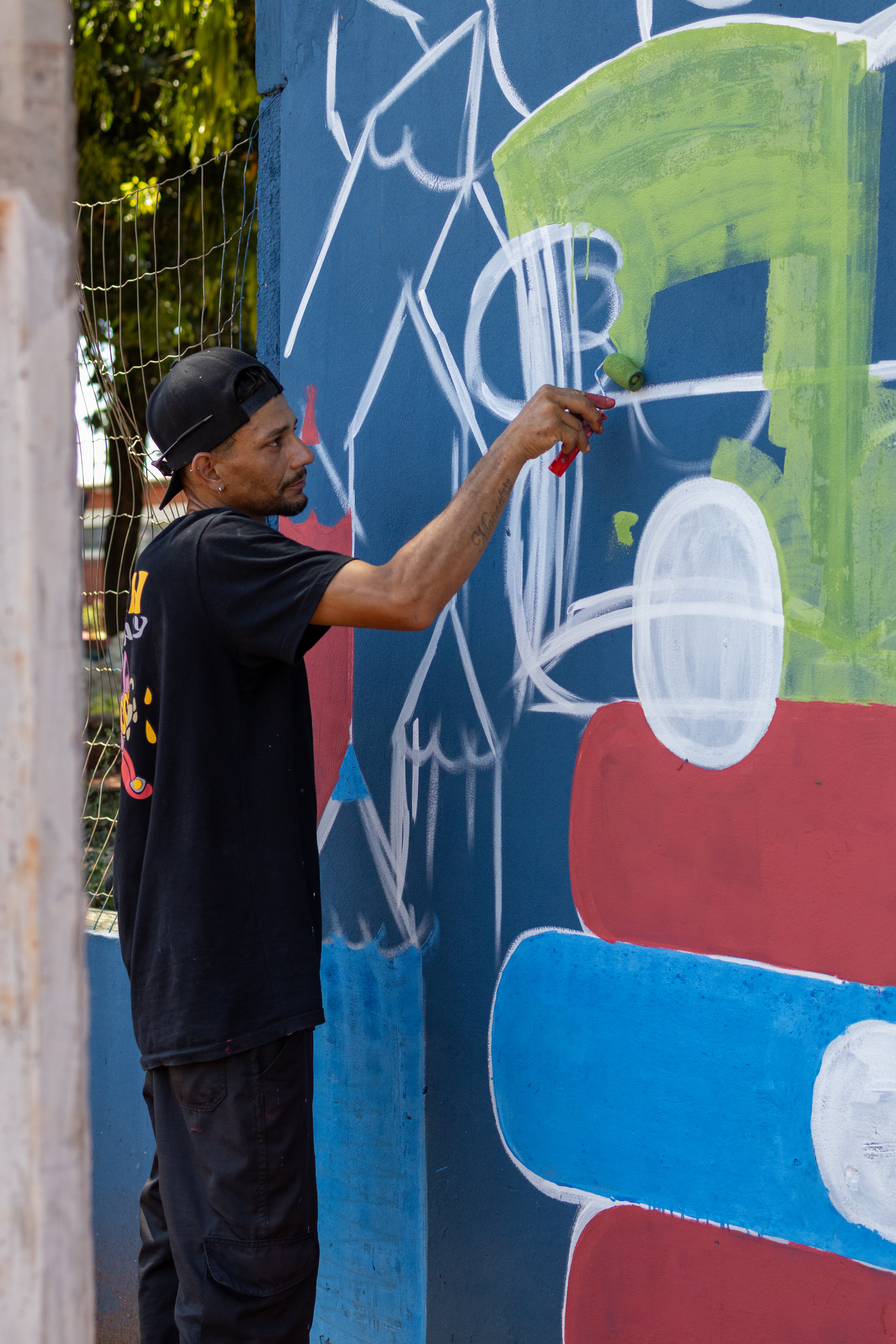 Artistas transformam o CEIM Professora Irany Batista de Matos em um grande mural coletivo