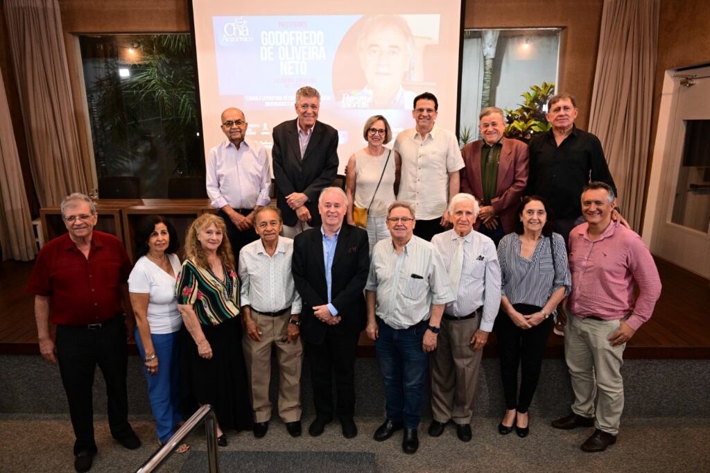 Palestras Imortais: Godofredo de Oliveira Neto defende autonomia da literatura no último Chá Acadêmico da ASL em 2025
