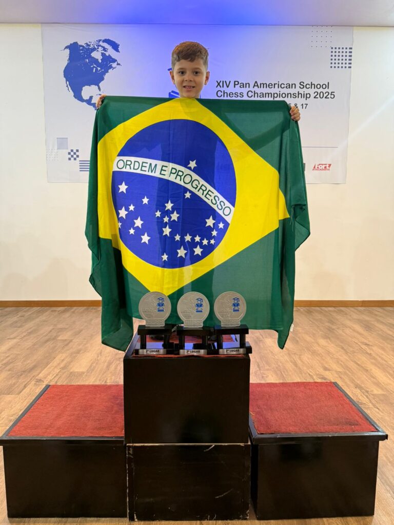 Capital - Menino prodígio: Vitor Gabriel Vilela faz história e participa de simultânea com jovens enxadristas