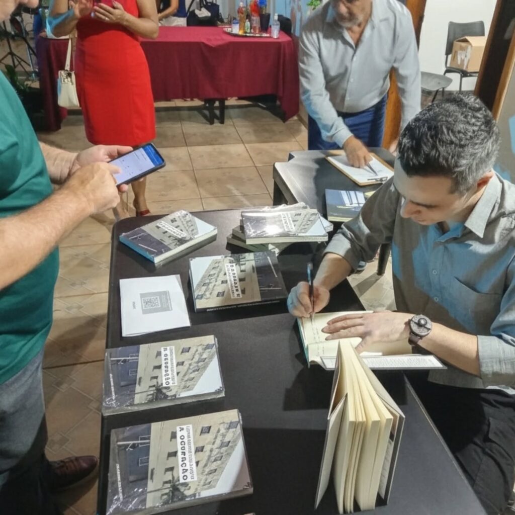 Poeta douradense lança amanhã obra que mistura crítica social, filosofia e experiência pessoal