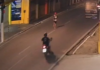 Câmera registra momento em que motociclista persegue e mata homem no meio da rua